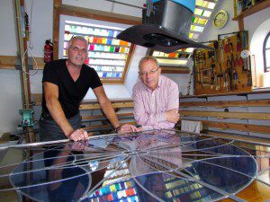 Joop Berendsen (links) en Rob Crevecoeur in het atelier van Berendsen, voorzien van een afzuiginstallatie en alle andere benodigdheden voor een veilige bedrijfsvoering 