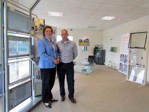 Esther van der Veen (links) en Alexander Lubbinge in de showroom van Pilkington in Enschede, waar schilders en glaszetters hun klanten kunnen ontvangen