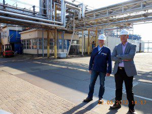 Rob Struijs (l) en Gerbrand Daamen (r) zijn de gastheren op de bindmiddelenfabriek van DSM