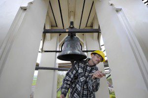 Zoon Ferry Baatje schildert de toren, waarin de luidklok hangt.