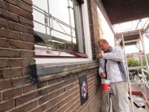 De stenen vensterbanken krijgen een afwerking met glanzendene vloercoating, het zwart is een PU van Veveo, het rood Sikkens SB, de kleuren zijn afgestemd op het logo van eigenaar Stibbe.