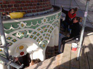 De polychromie op het natuursteen van de koepel van de St Bavokerk in Haarlem is gekeimd in 6 kleuren 