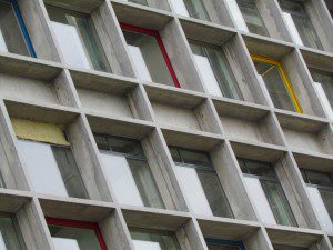 Het oorspronkelijke kleurenplan van de architect werd gevolgd in de kleuren van de ramen. De Boer werkte met de steiger mee om het gebouw heen