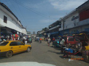 Even een plaatselijk straalbedrijf bellen is er hier in Monrovia niet bij