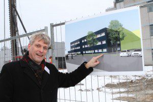 Andre van Linden, directeur R&D Decorative Paints, geeft uitleg op de bouwplaats van het nieuwe lab: “Samenbrengen van disciplines moet tot kruisbestuiving leiden.”