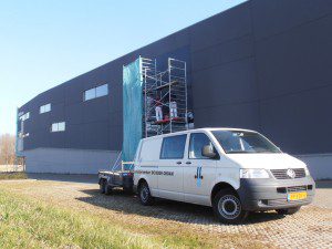 De schilders leggen de laatste hand aan het complex.