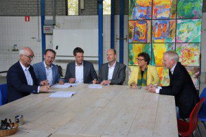 De zes directeuren Engelbert Moes (Van Heek), Alfred Lenferink (Lenferink), Jan van den Berg (Hemink), Dick van der Geest (Gebr. Van der Geest), Buursink (Domijn) en Gert Kampherbeek (SW Almelo) tekenen het contract.