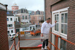 Volgens schilder Jan Bakker moest het werken met de lijnolieverf eerst flink moest wennen. “Je moet het niet te dik aanbrengen, anders is de kans op zakkers nogal groot.”