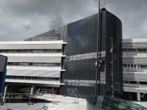 In tien weken tijd kreeg de complete aluminium buitenschil van het Vitens hoofdkantoor met folie een make-over.