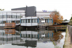 Bijna klaar. Rechts van de drijvende steiger, waar wordt geplakt, is nog een deel van de oude kleurstellingen te zien.