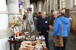 Peter Voshart van verfgroothandel Linova was met een stand aanwezig in de kerk.