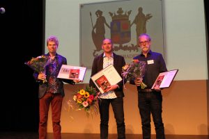 De winnaars van categorie C1 op de bühne: v.ln.r. Jelle zijlstra, Wiebren Dijkstra en Jaap Wieringa (1e prijs).