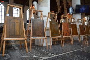 Houtimitaties in de expositie in de Martinikerk.