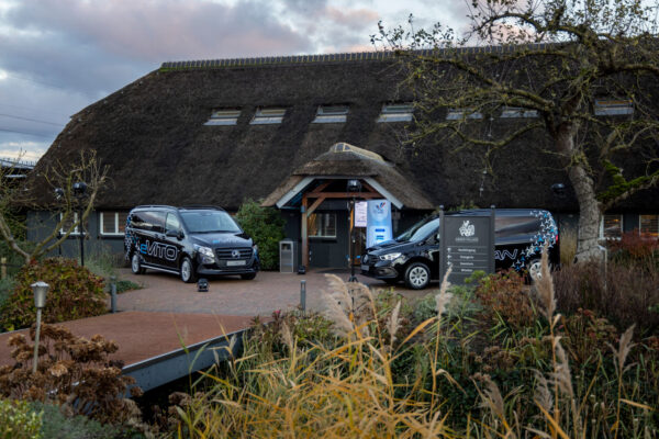 Mercedes-bussen voor de entree als reclame