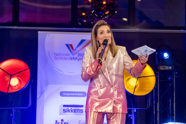 Prsentatrice Annemarie Brüning op het podium